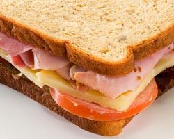 sandwich_cu_sunca_cascaval